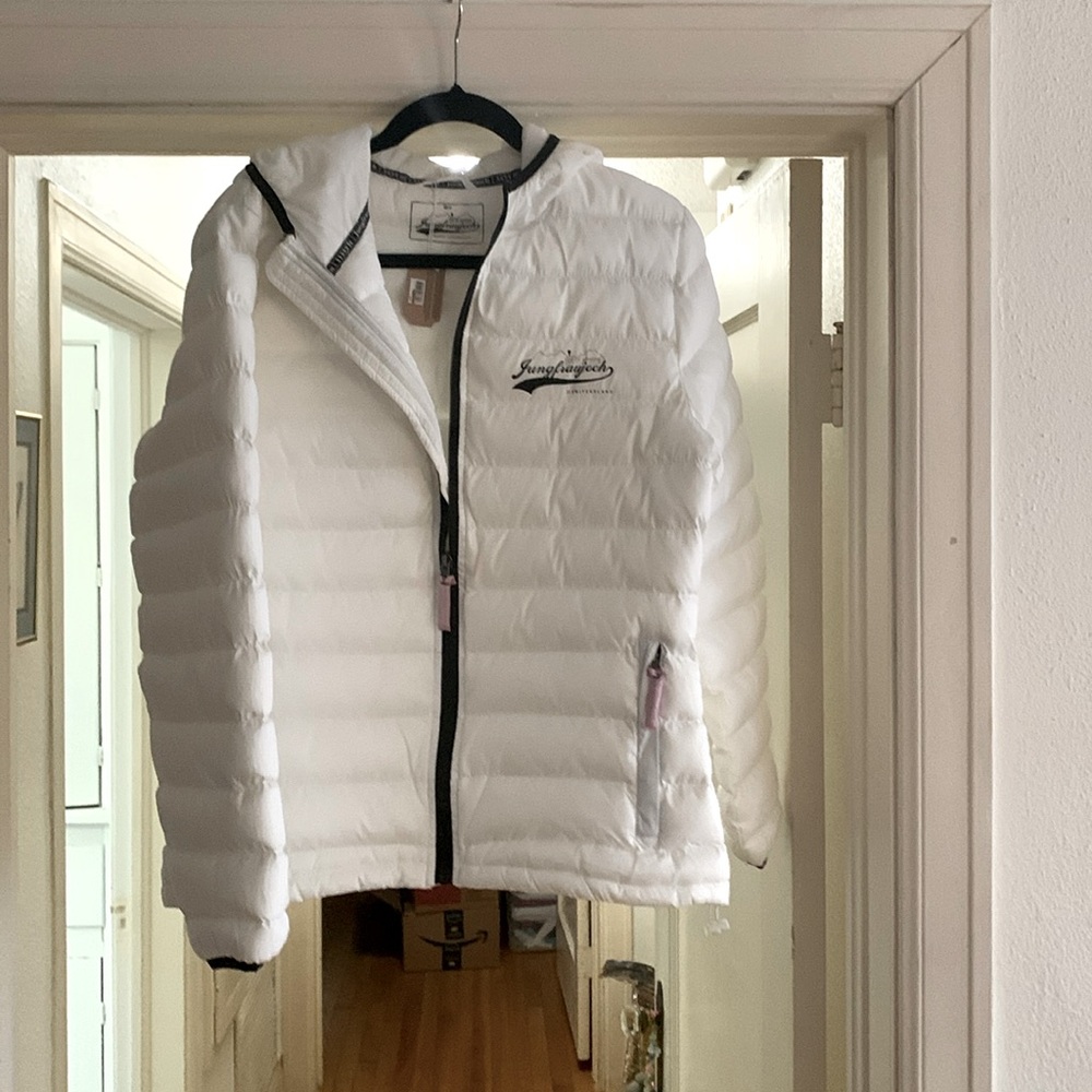 White Medium Hooded Puffer Coat Jungfraujocks Top of Europe